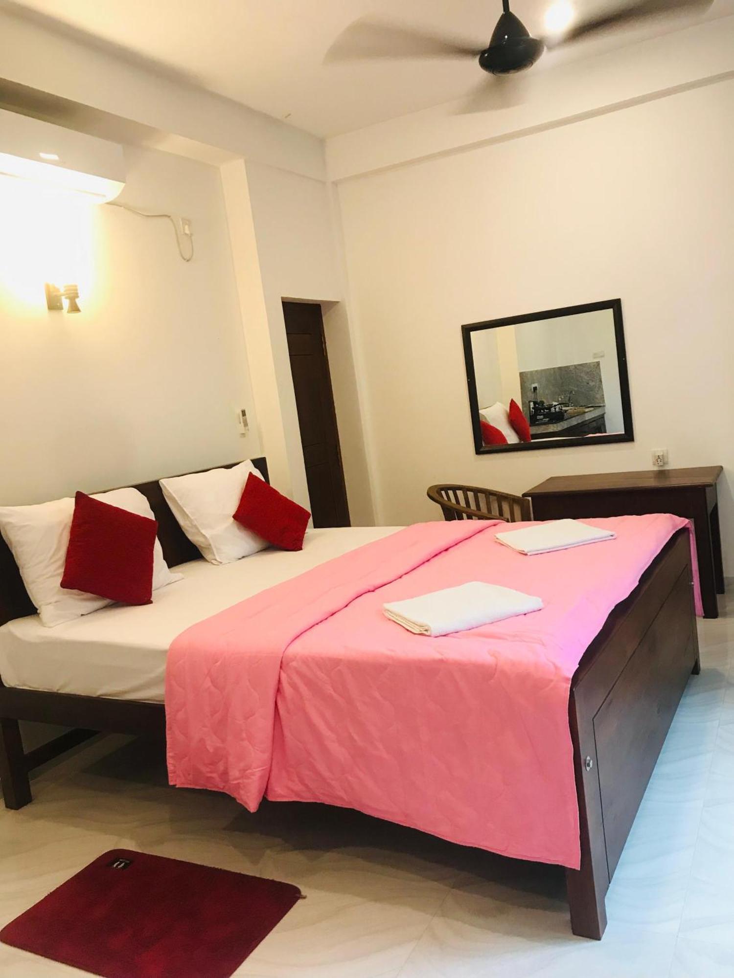 Blue Whales Hotel Hikkaduwa Zewnętrze zdjęcie